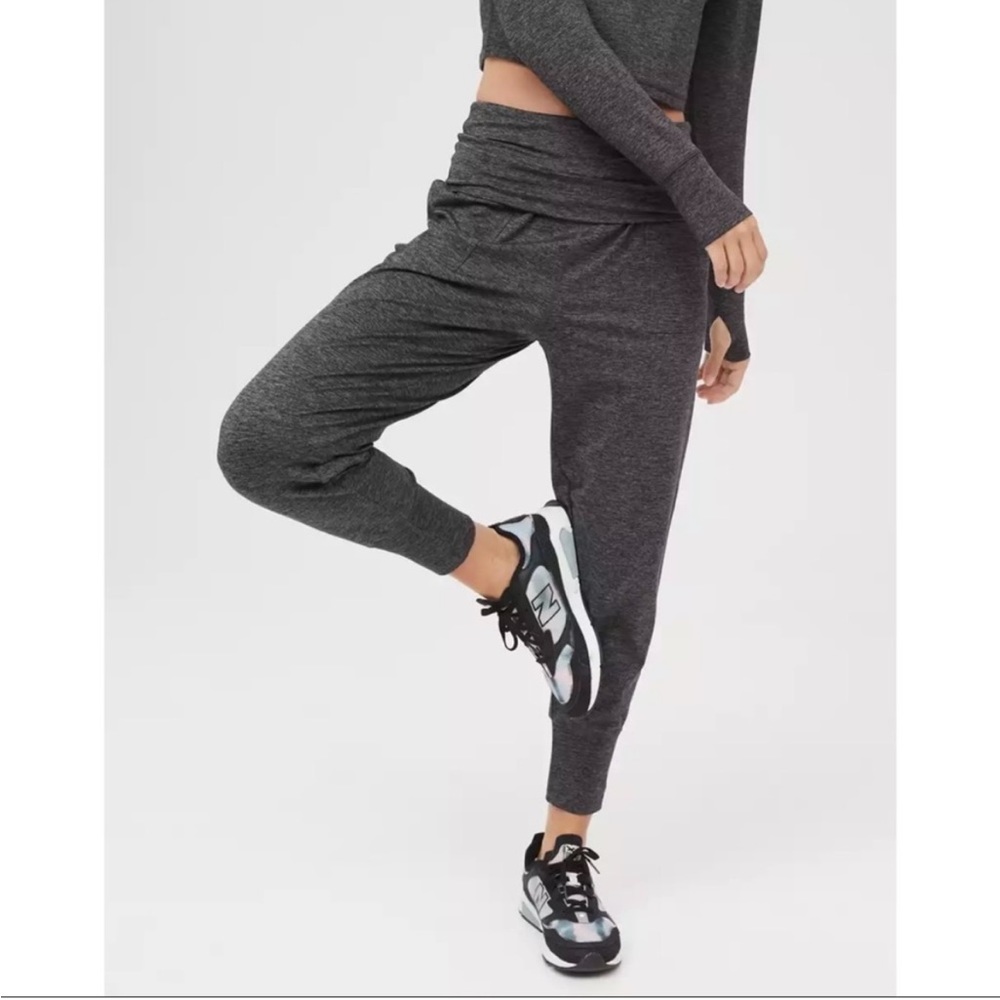 AERIE OFFLINE THE HUGGER JOGGER IN CHARCOAL HEATHER. GREAT CONDITION